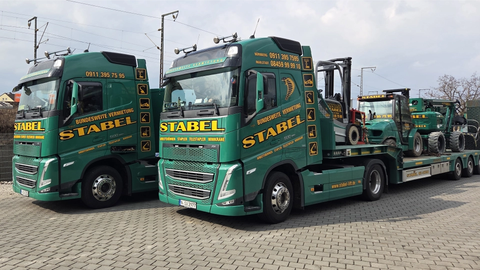 Arbeitsbühnen auf STABE Eigen Logistik LKW in Bamberg